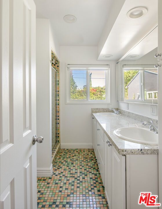 Bathroom, Dual Sink Vanities, Interior, Recessed Lighting