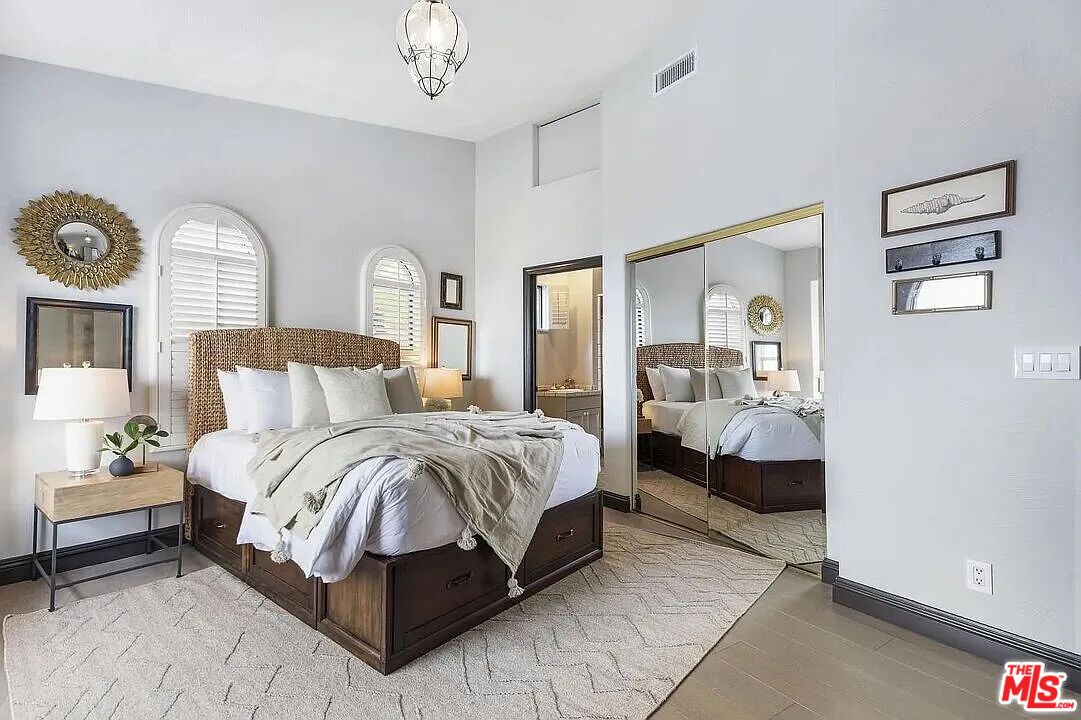 Bedroom, Interior, Pendant Lights, Wood Texture Flooring