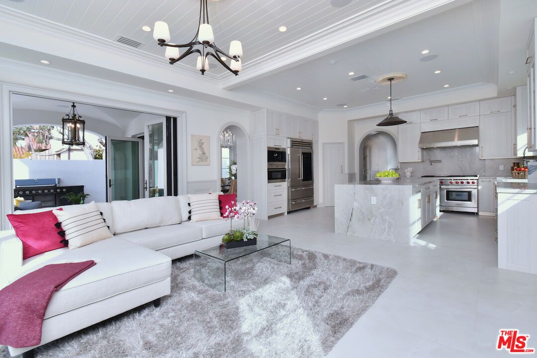 Chandelier, Interior, Kitchen, Living room, Pendant Lights, Recessed Lighting, Stainless Steel Appliances