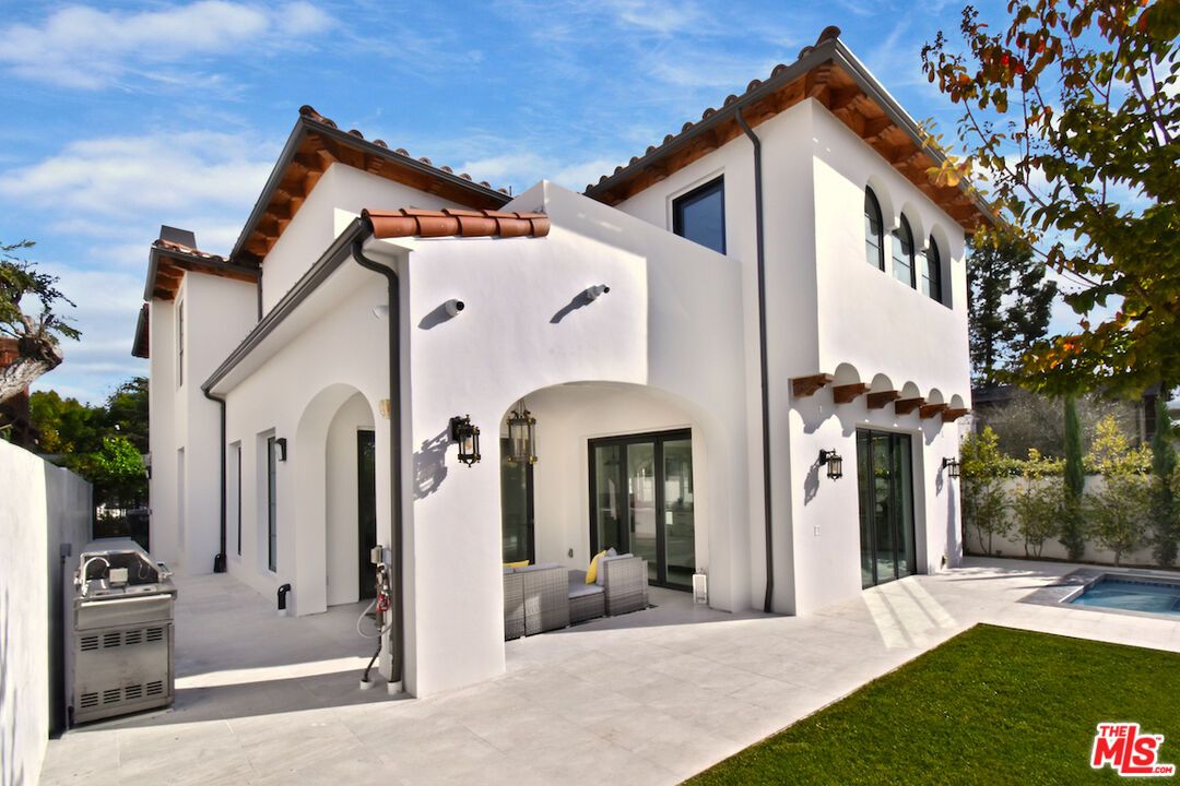 Exterior, Outdoor Kitchen
