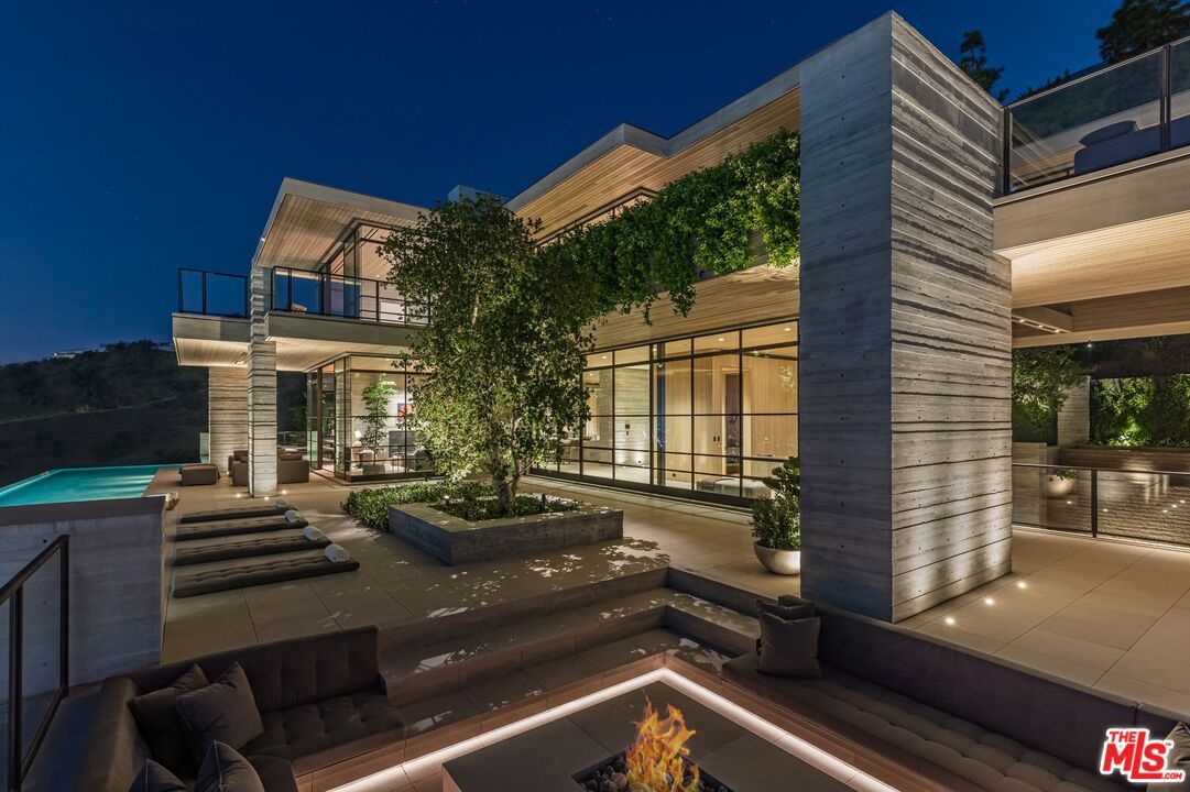 Exterior, Facade, Pool, Modern