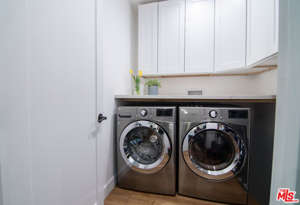 Interior, Washer, Wood Texture Flooring
