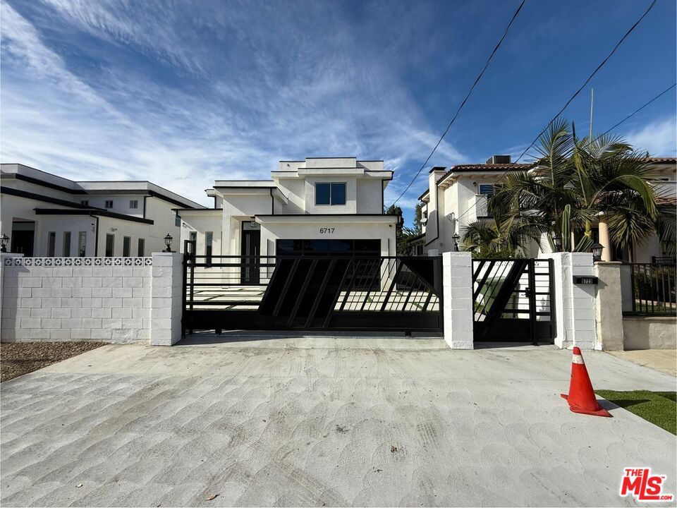 Attached, Exterior, Facade, Modern