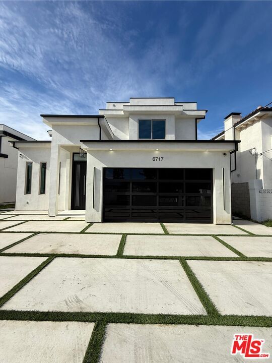 Attached, Exterior, Facade, Modern