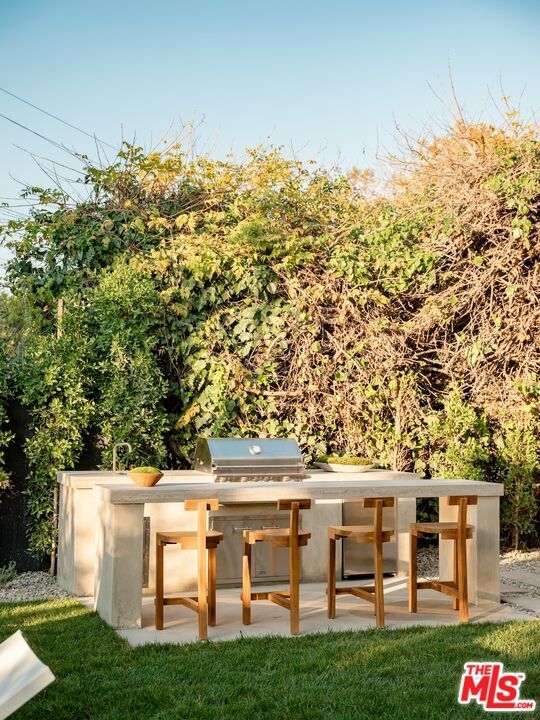 Exterior, Outdoor Kitchen