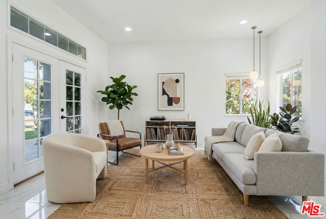 Interior, Living room, Pendant Lights, Recessed Lighting