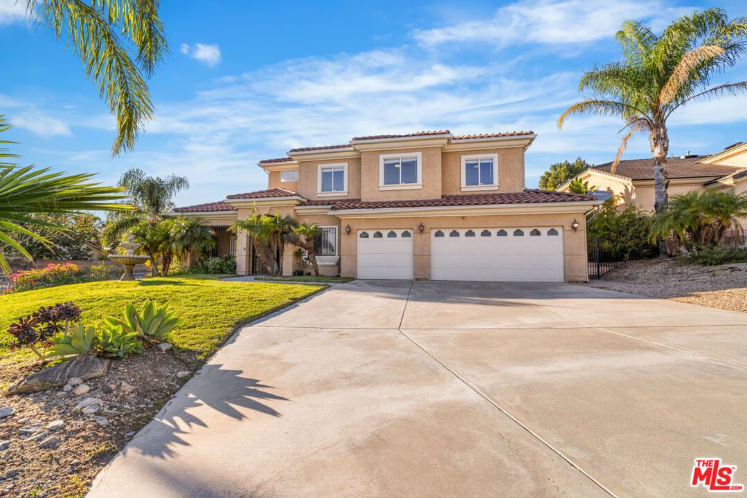 Attached, Exterior, Facade, Mediterranean