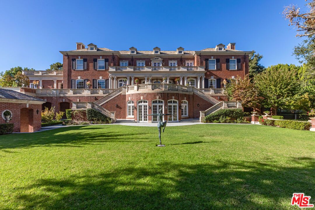 Backyard, Exterior, Facade, Brick Facade, Rowhouse