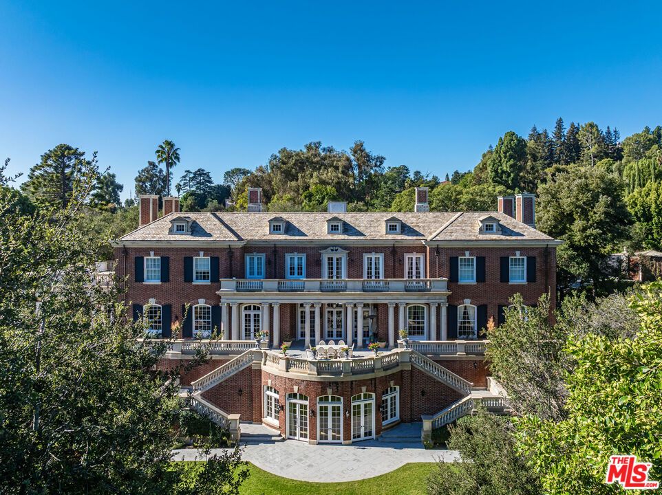 Exterior, Facade, Brick Facade, Georgian