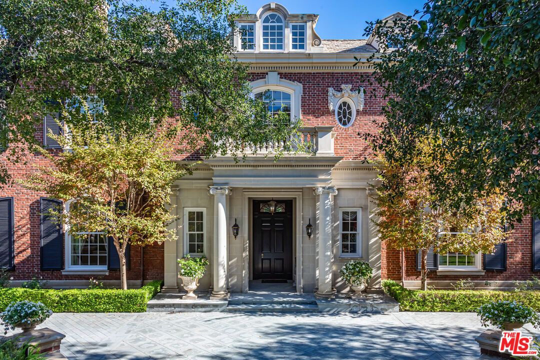 Exterior, Facade, Brick Facade, Georgian