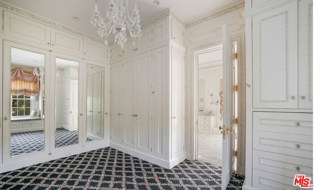 Chandelier, Empty room, Interior, Recessed Lighting