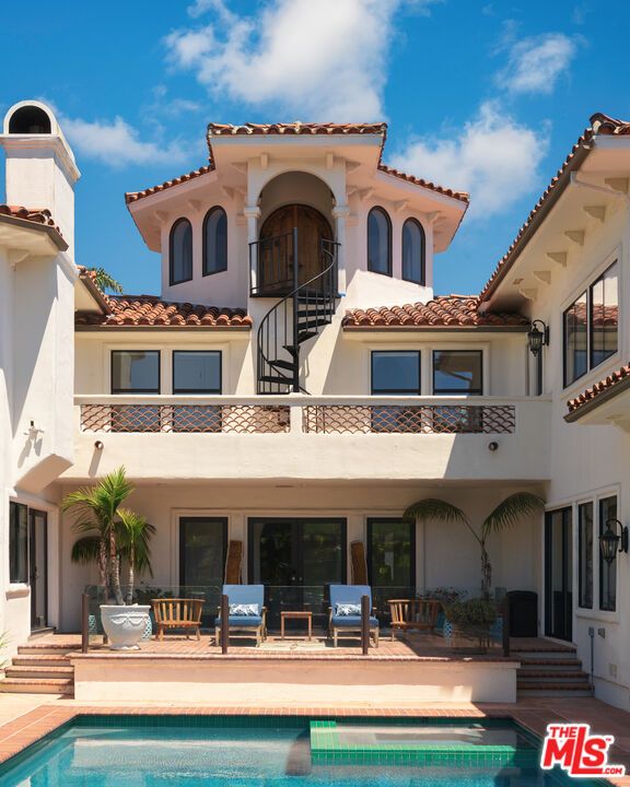 Exterior, Facade, Pool, Mediterranean