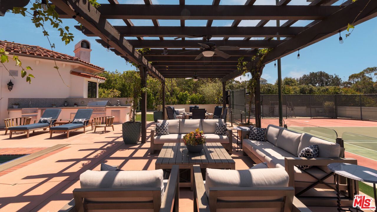 Exterior, Outdoor Kitchen