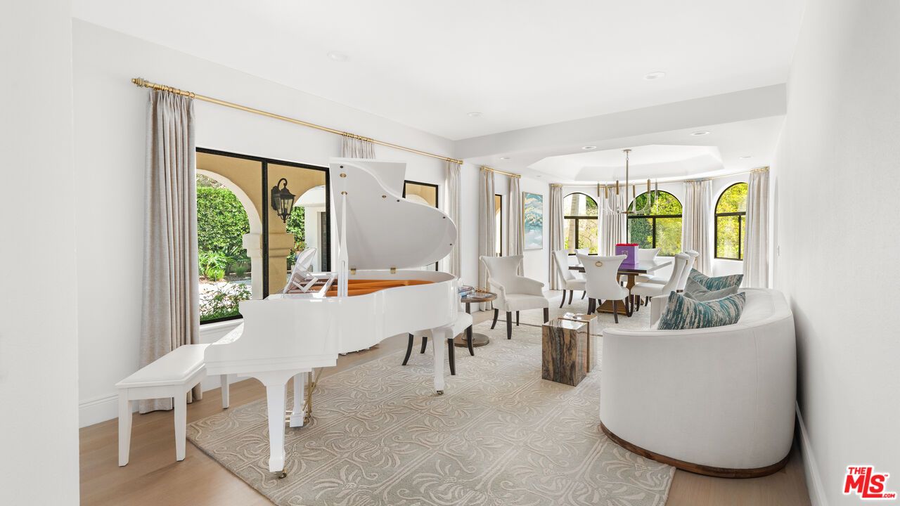 Dining room, Interior, Pendant Lights, Piano, Recessed Lighting, Wood Texture Flooring