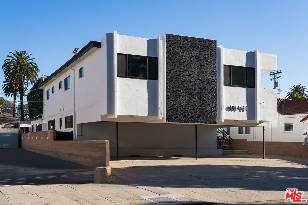 Exterior, Facade, Modern