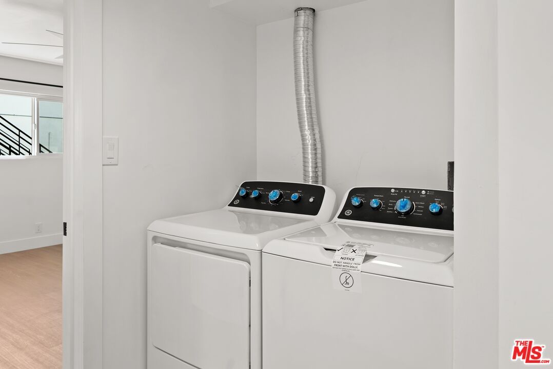 Interior, Utility Closets, Washer, Wood Texture Flooring