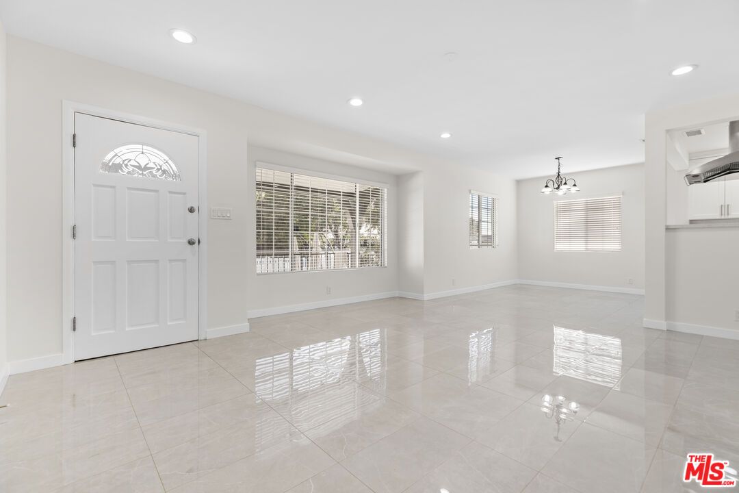 Chandelier, Empty room, Interior, Recessed Lighting