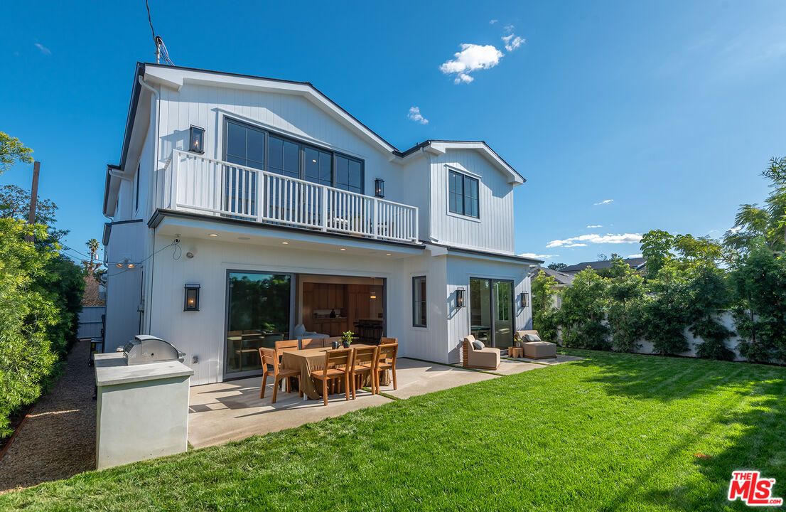 Backyard, Exterior, Outdoor Kitchen