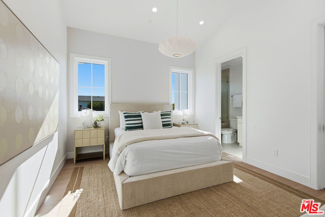 Bathroom, Bedroom, Interior, Pendant Lights, Recessed Lighting, Wood Texture Flooring