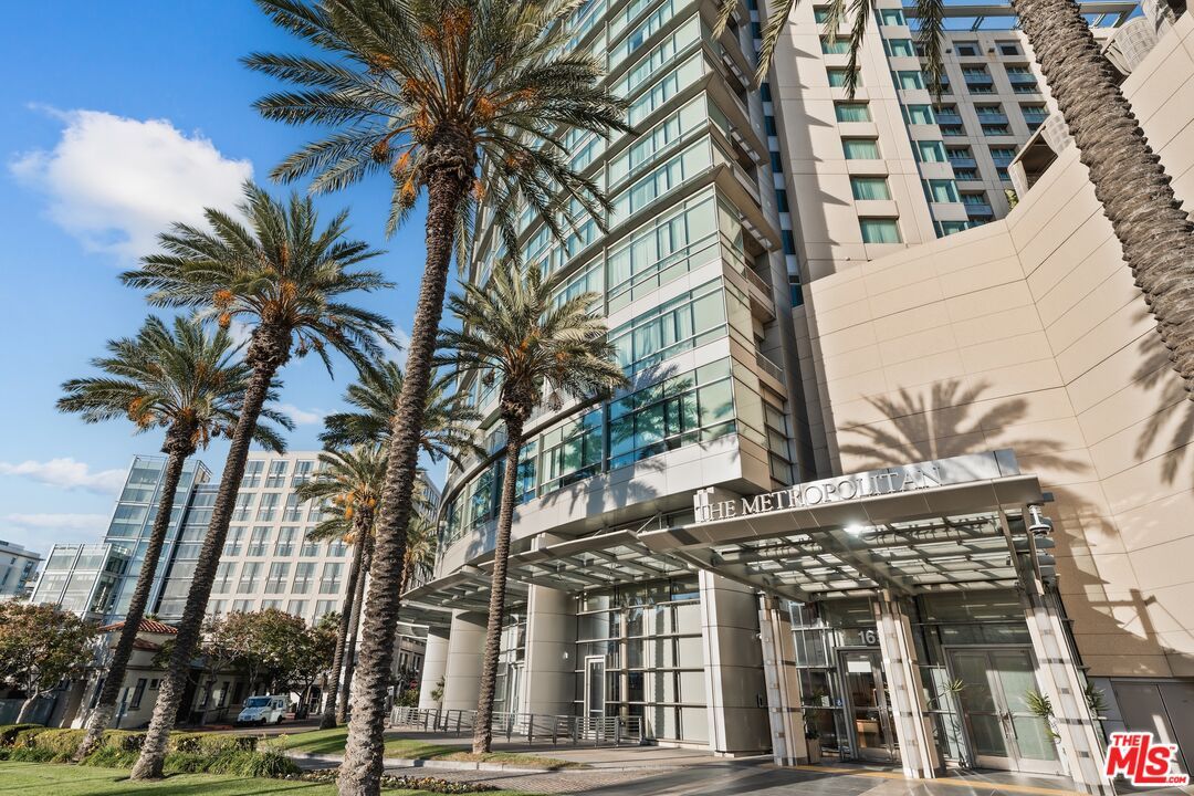 Exterior, Facade, Condo Building