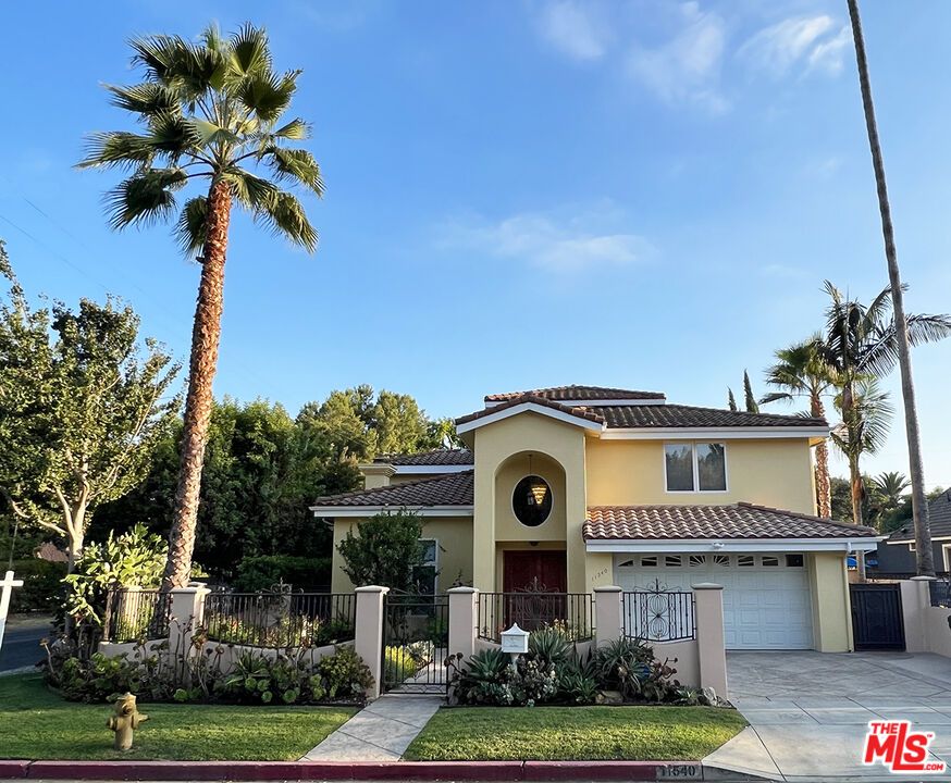 Attached, Exterior, Facade, Mediterranean