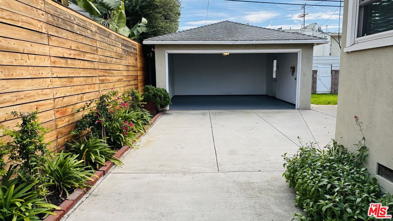 Detached Garage, Exterior