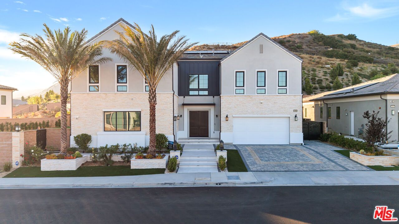 Attached, Exterior, Facade, Brick Facade, Modern