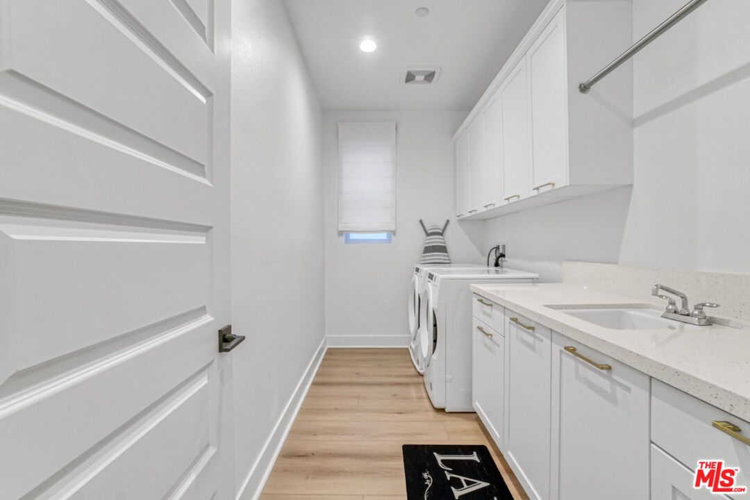 Interior, Recessed Lighting, Washer, Wood Texture Flooring