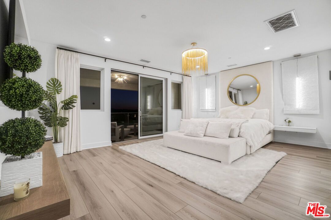Interior, Pendant Lights, Recessed Lighting, Wood Texture Flooring