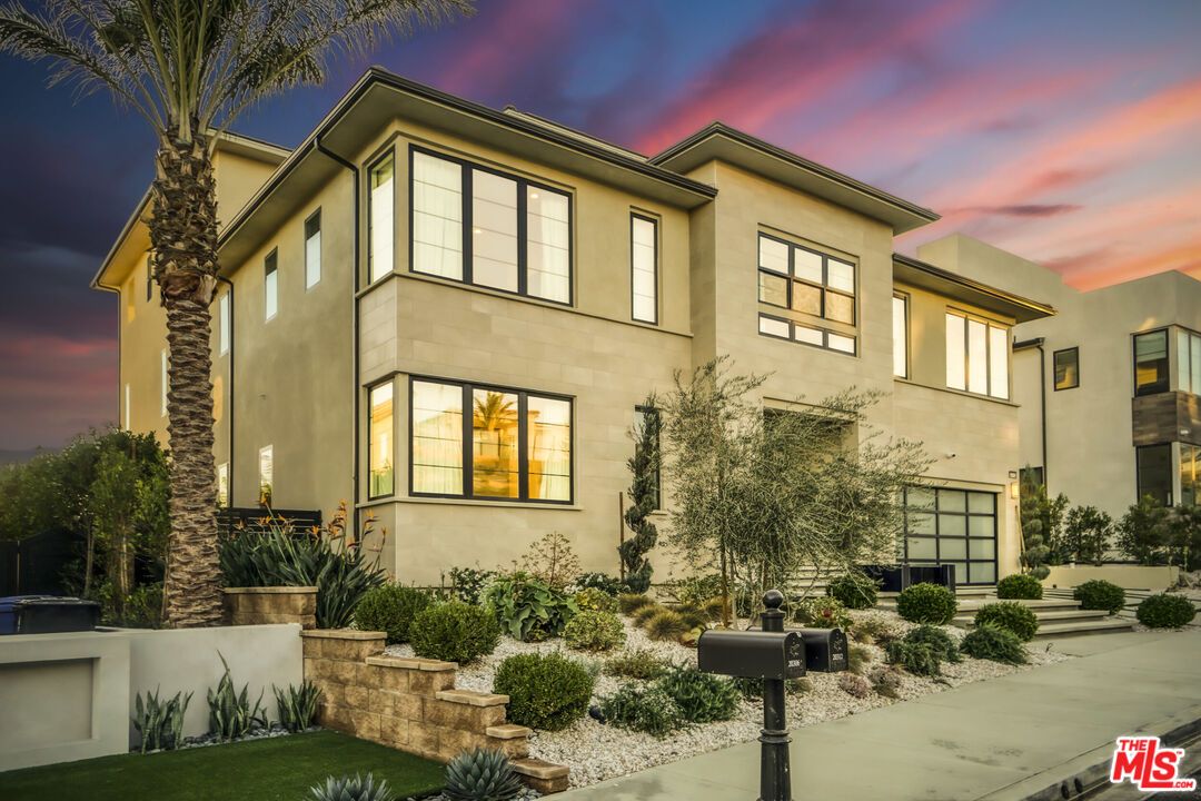 Backyard, Exterior, Facade, Modern