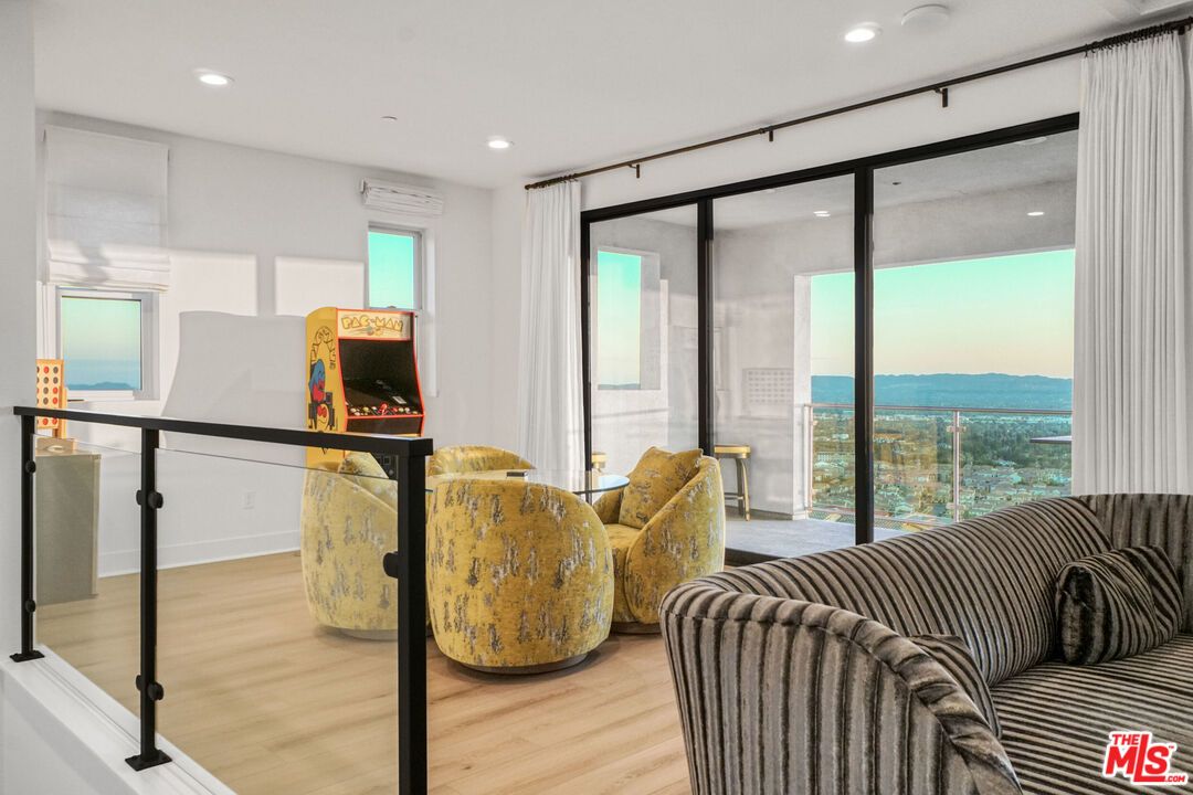 Interior, Recessed Lighting, Water, Wood Texture Flooring