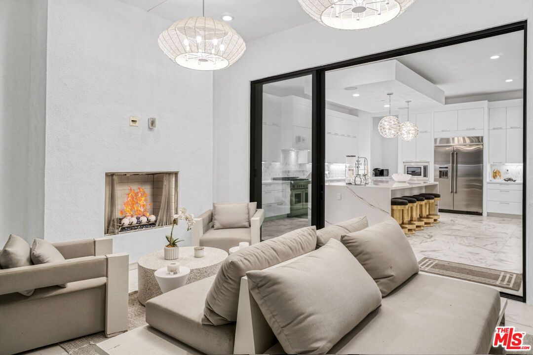 Chandelier, Interior, Kitchen, Living room, Marble, Pendant Lights, Recessed Lighting, Stainless Steel Appliances