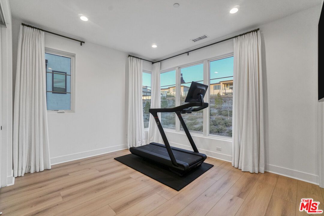 Fitness Equipment, Interior, Recessed Lighting, Wood Texture Flooring