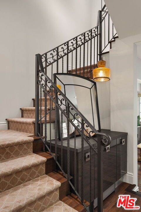 Interior, Pendant Lights, Wood Texture Flooring