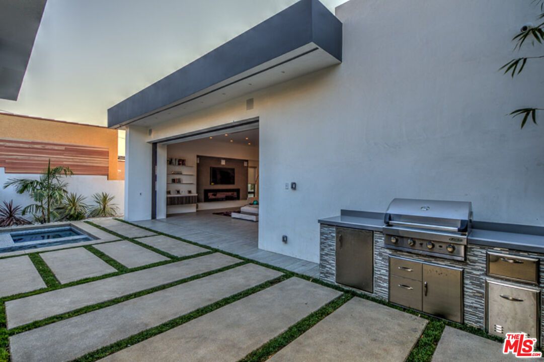 Exterior, Outdoor Kitchen