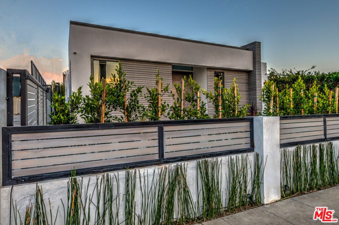 Exterior, Facade, Modern