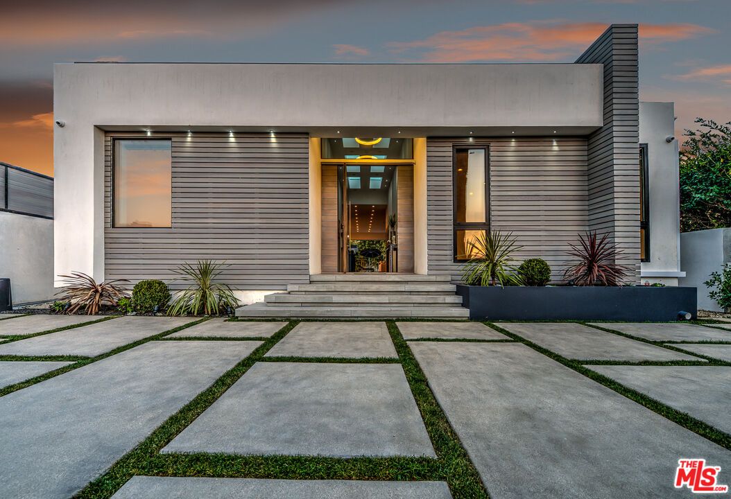 Backyard, Exterior, Facade, Modern