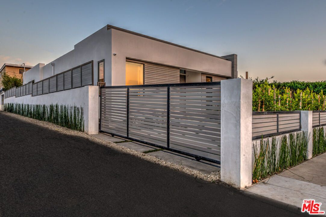 Exterior, Facade, Modern