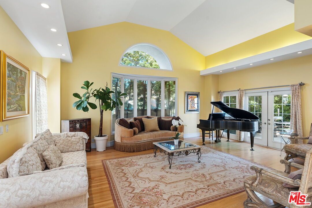 Interior, Living room, Piano, Recessed Lighting, Wood Texture Flooring