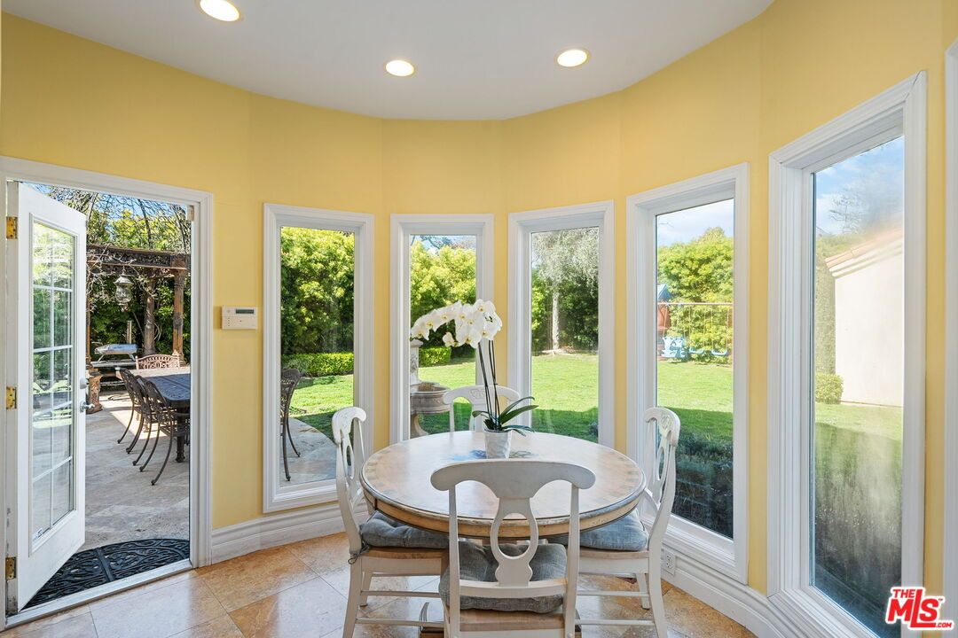 Dining room, Interior, Recessed Lighting