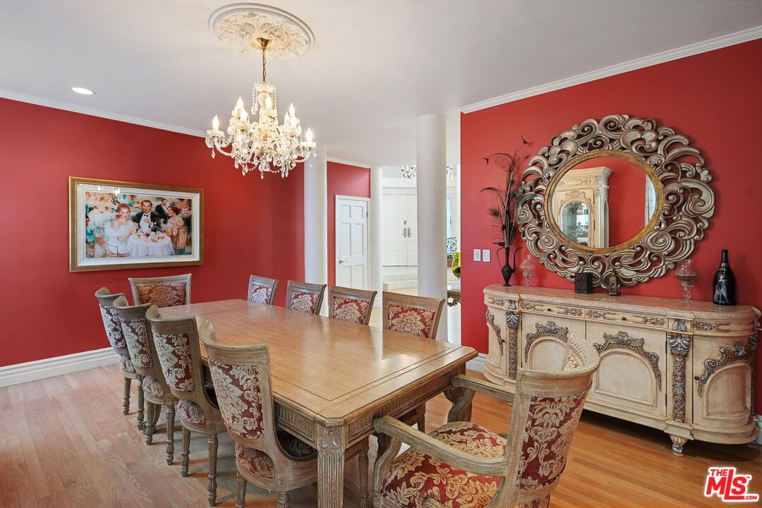 Chandelier, Dining room, Interior, Recessed Lighting, Wood Texture Flooring
