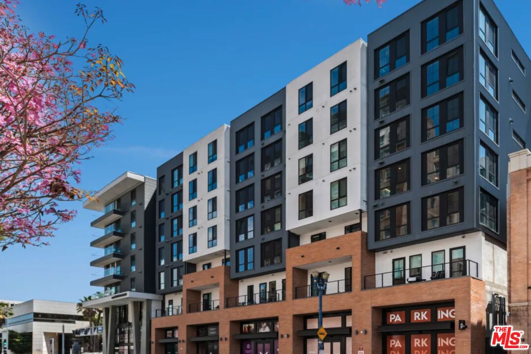 Exterior, Facade, Condo Building