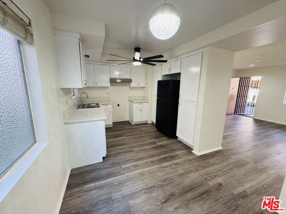 Interior, Kitchen, Recessed Lighting, Washer, Wood Texture Flooring