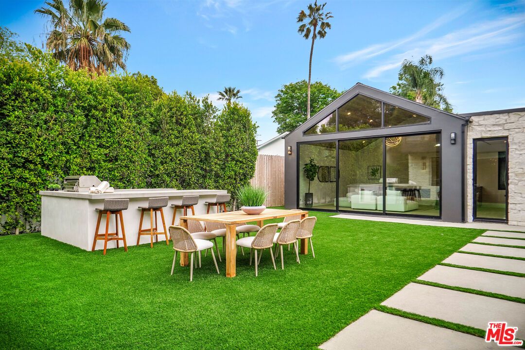 Backyard, Exterior, Outdoor Kitchen