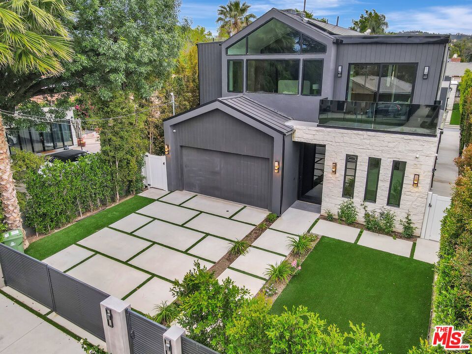 Attached, Backyard, Exterior, Facade, Modern