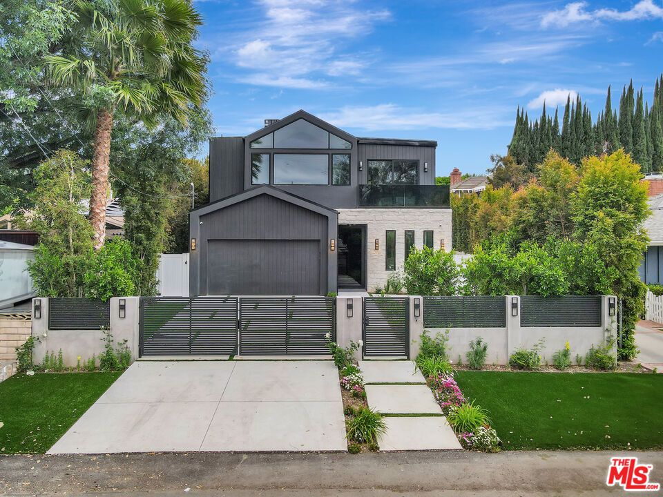 Attached, Exterior, Facade, Modern