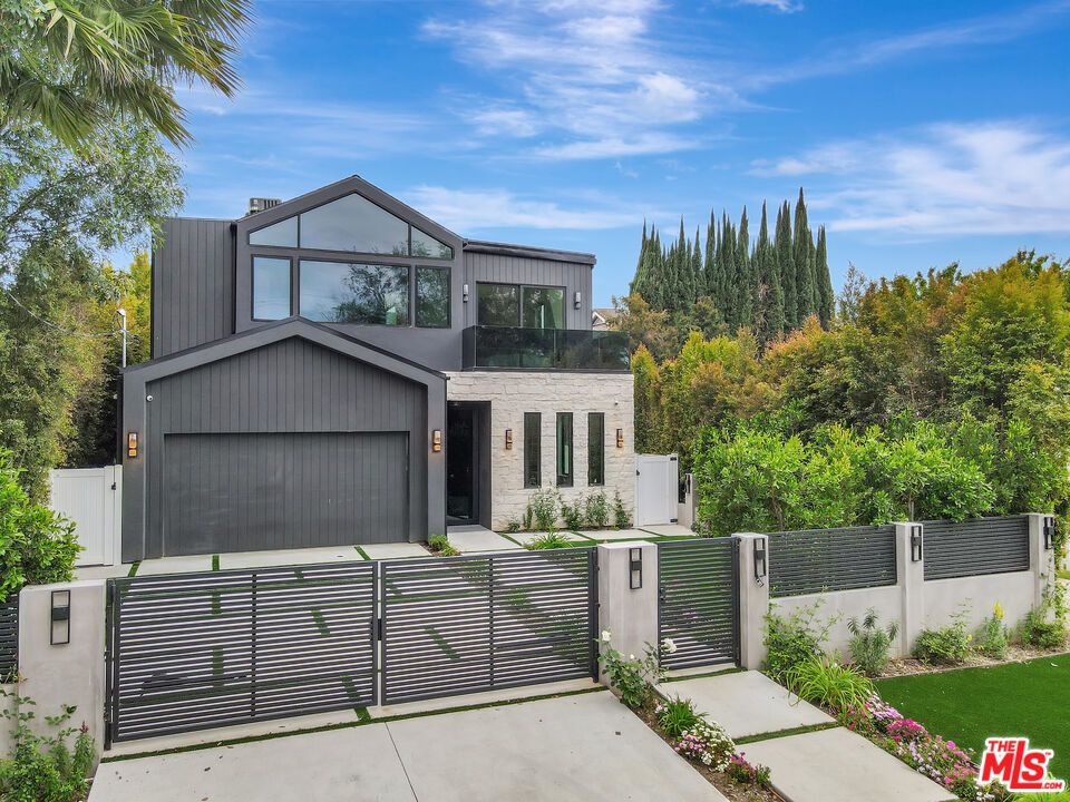 Attached, Exterior, Facade, Modern