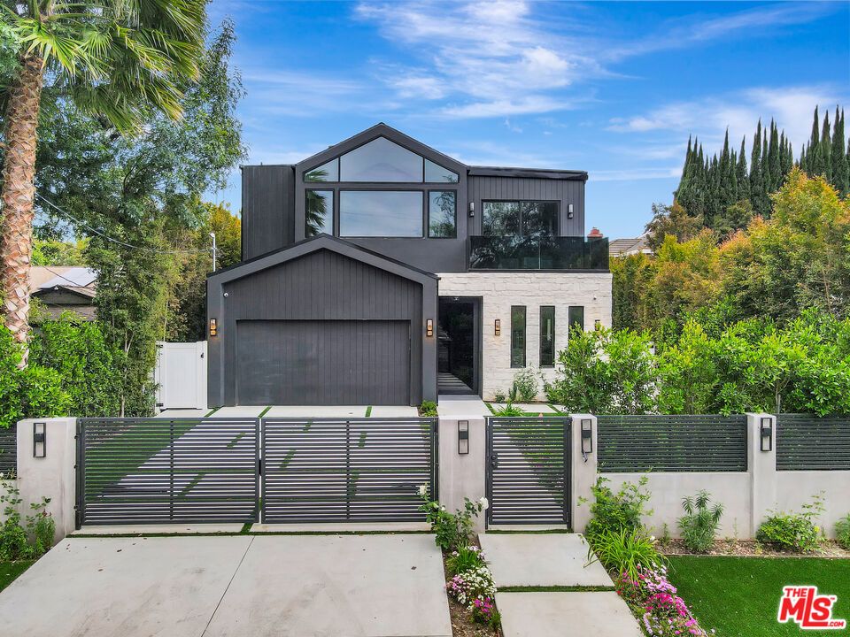 Attached, Exterior, Facade, Modern