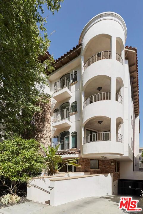 Exterior, Facade, Mediterranean