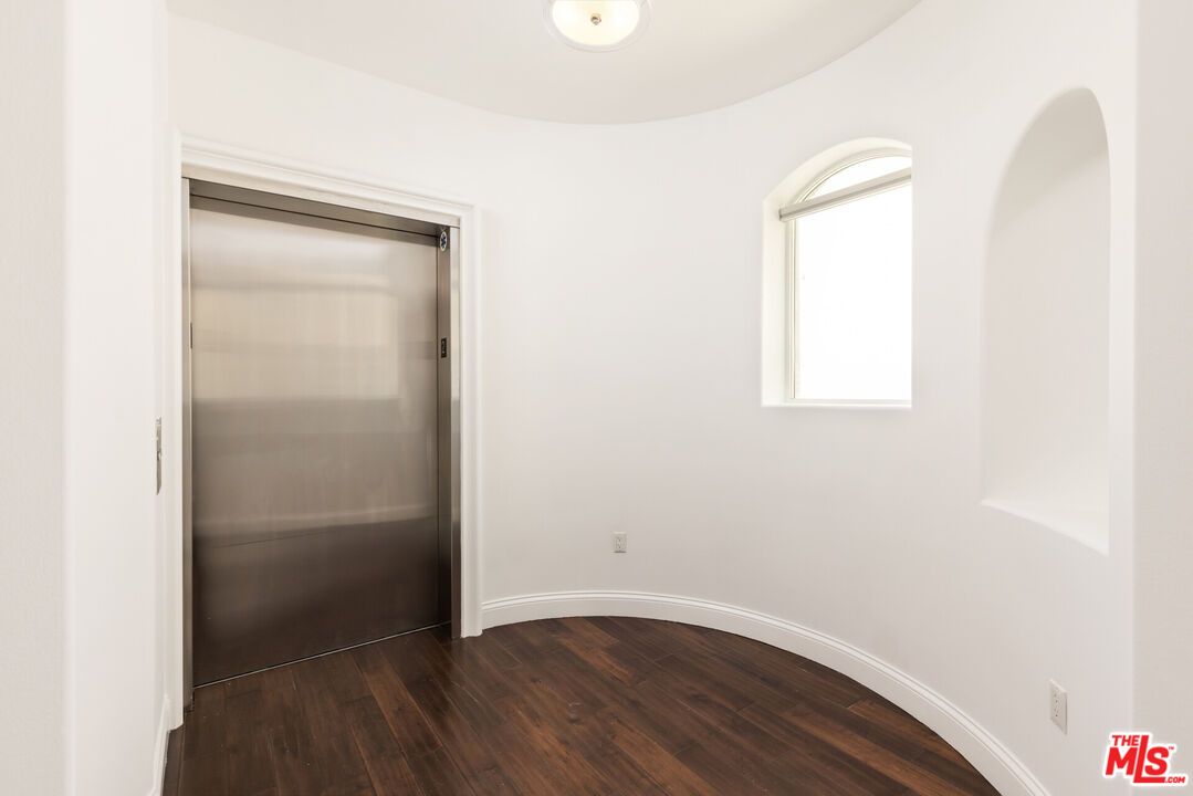 Elevator, Interior, Wood Texture Flooring